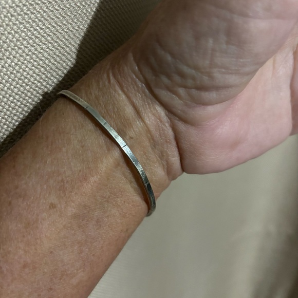 Sterling silver arrow cuff bracelet - Picture 4 of 6